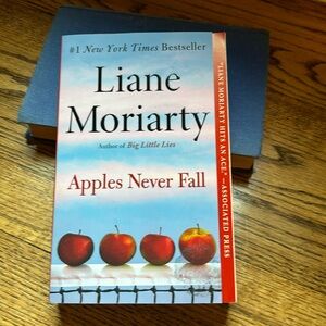 🎁 3/$15 - Apples Never Fall by Liane Moriarty